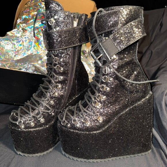 Sparkle Traitor Boots - Size 6 - New in Box - Picture 5 of 11